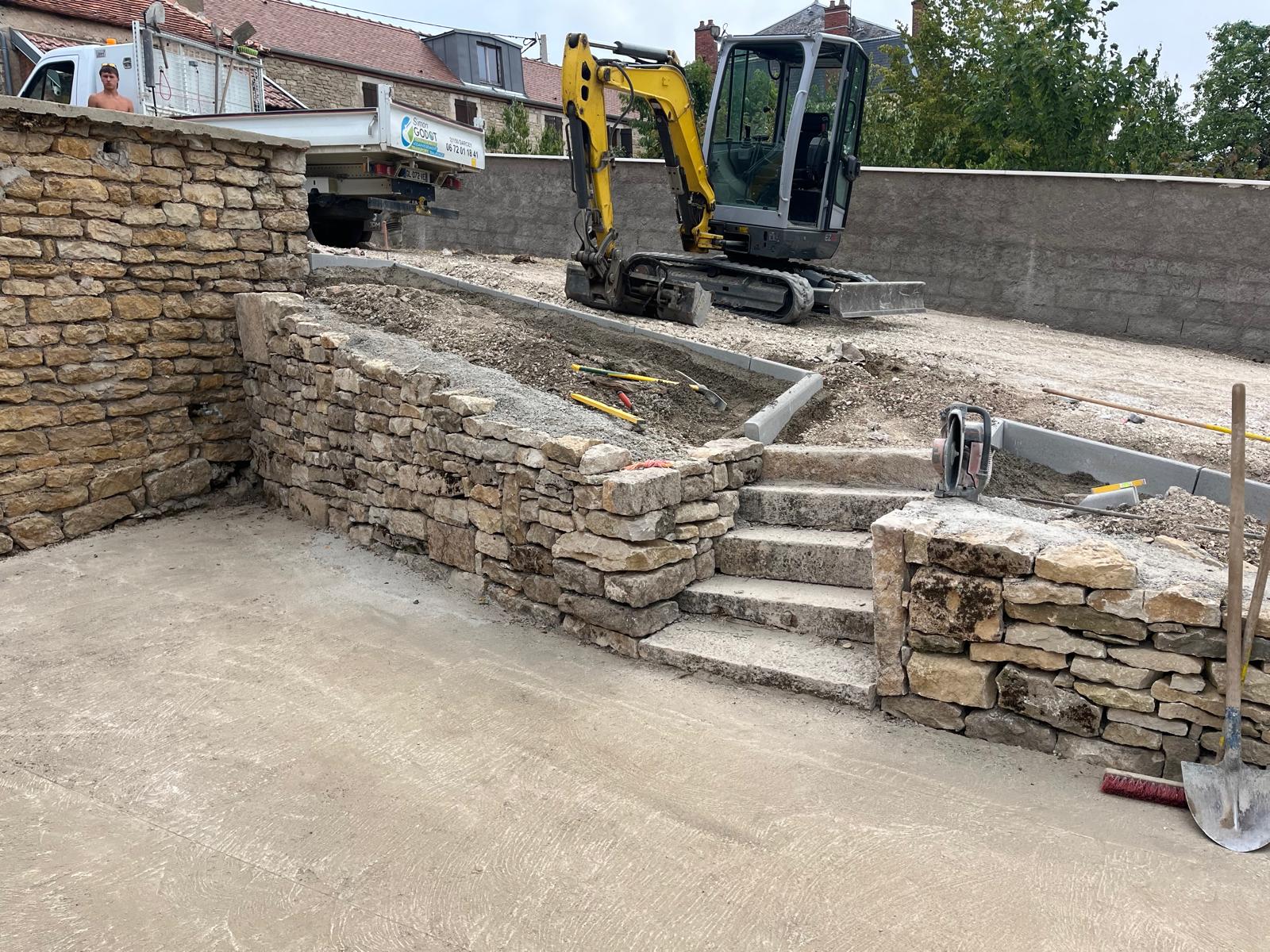 Reconstruction d'un mur en pierres sèches à la main avec escalier