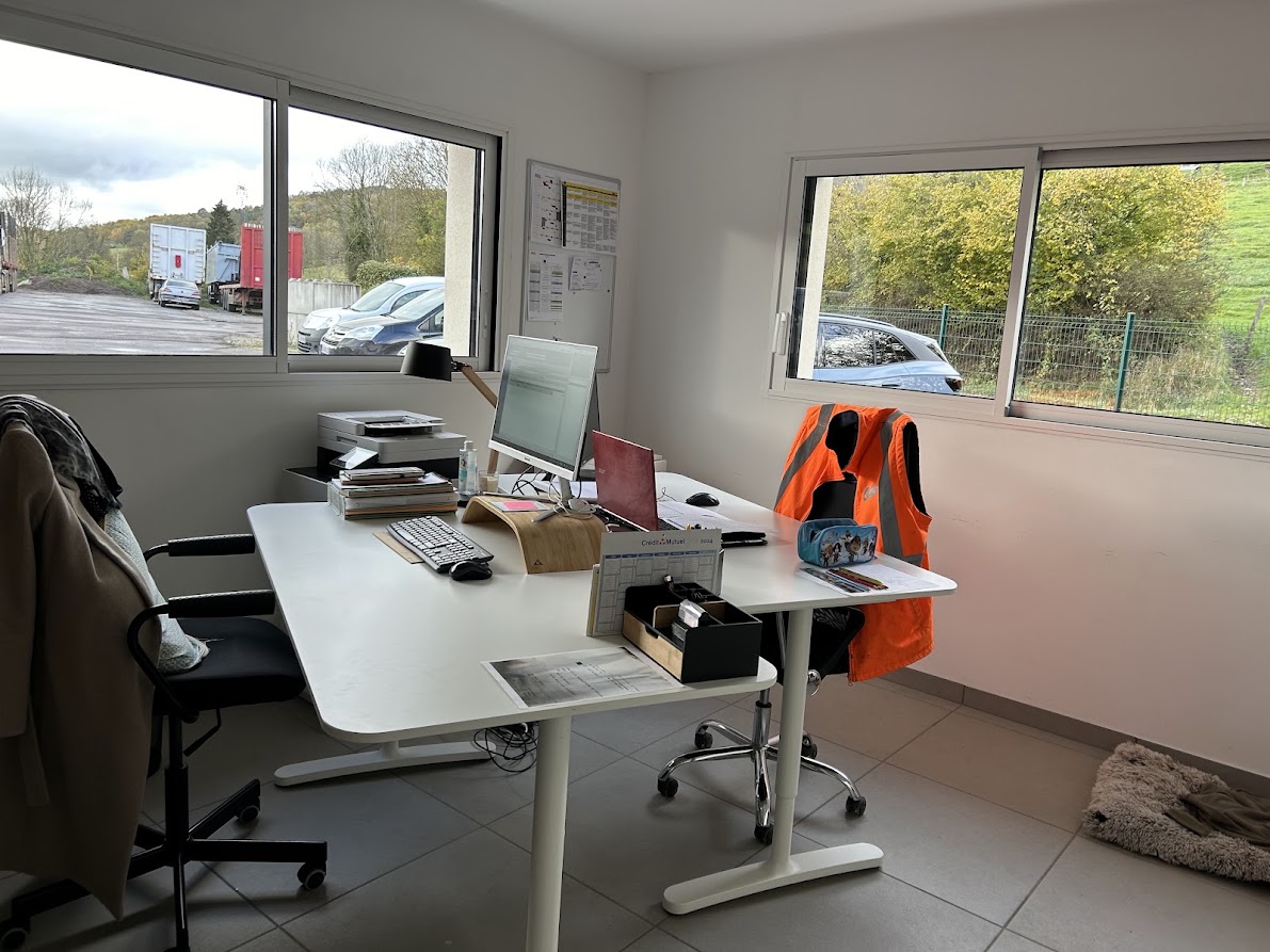 Cour et matériel des locaux de l'entreprise Simon Godot