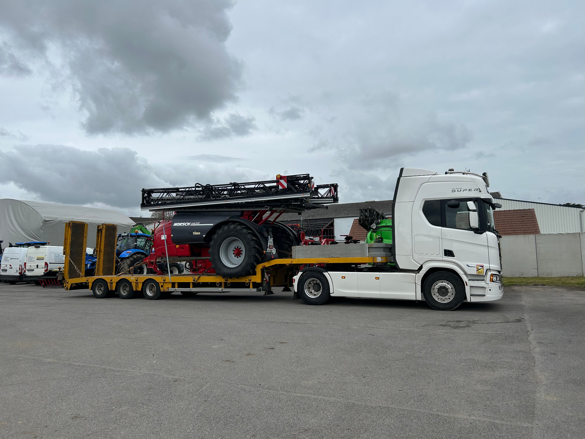 Transport d'un pulvérisateur agricole depuis une concession