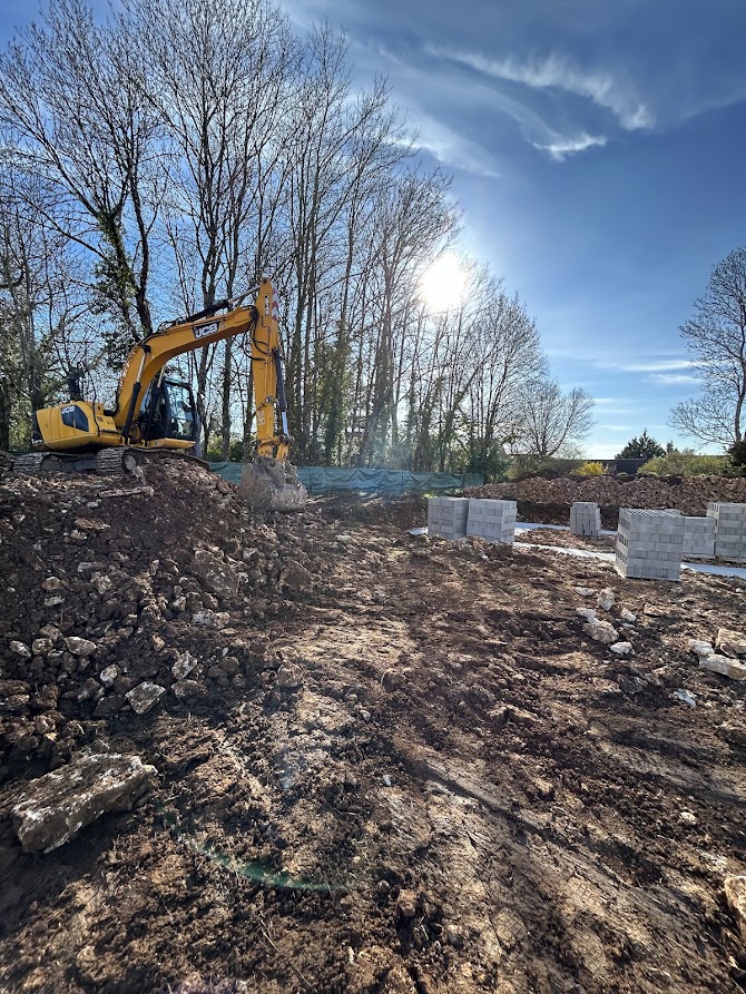 Terrassement et préparation de fondations pour une construction