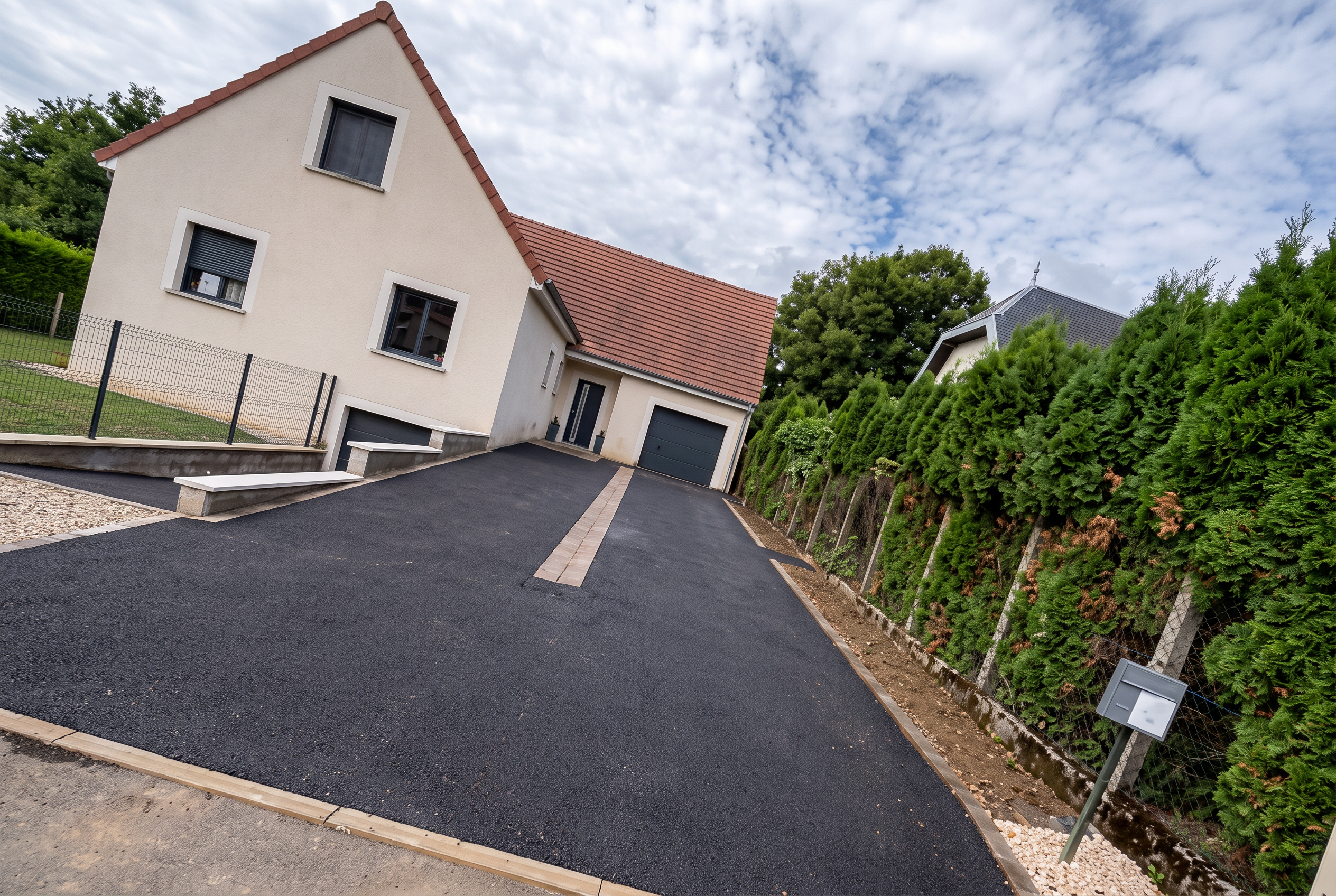 Cour aménagée par l'entreprise Godot devant une maison en Côte-d'Or